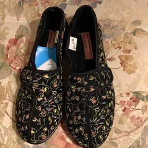 New Women’s secret slippers size 10